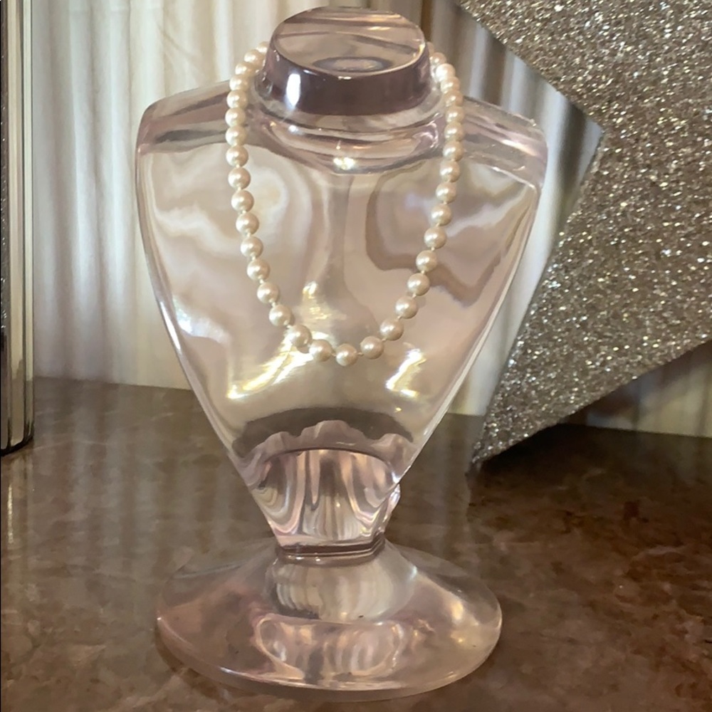 Short pearl necklace